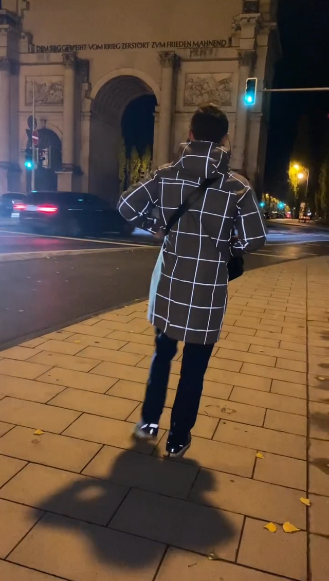 Reflective shot of Cleverhood Urbanaut Trench in Herringbone at night in Munich
